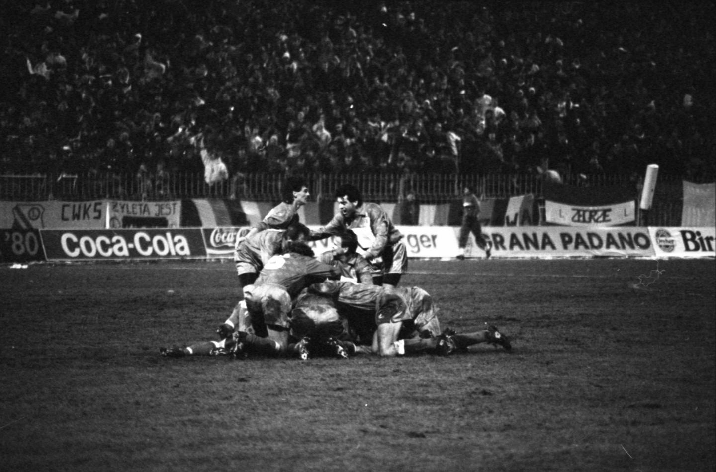 Radość piłkarzy Legii Warszawa po golu strzelonym Sampdorii Genua w ćwierćfinale Pucharu Zdobywców Pucharów w 1991 roku.