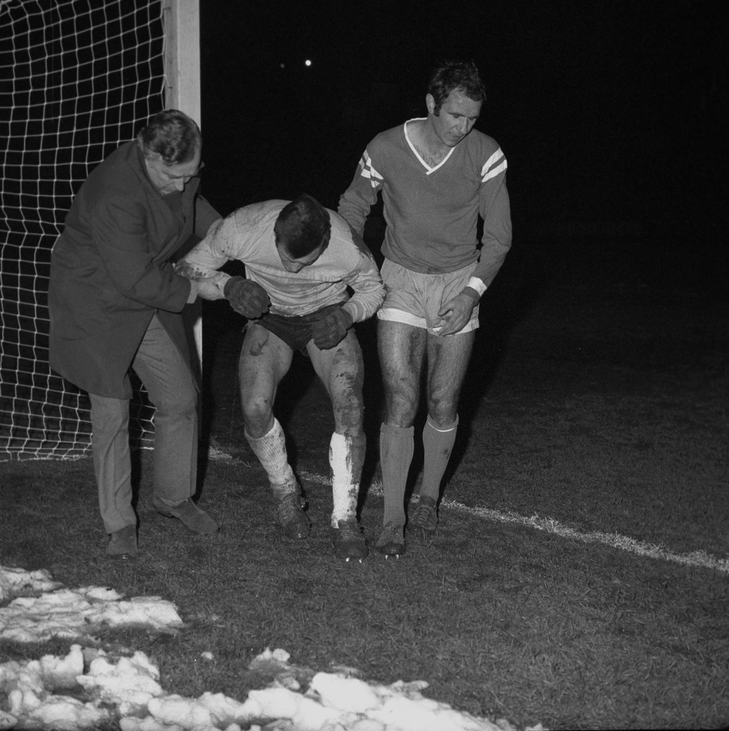 Antoni Piechniczek (pierwszy z prawej) jako piłkarz Ruchu. W listopadzie 1969 roku chorzowianie przegrali rewanż z Ajaksem Amsterdam 1:2 w 1/16 finału Pucharu Miast Targowych i odpadli z rozgrywek. Przyszły selekcjoner strzelił w tym meczu gola.