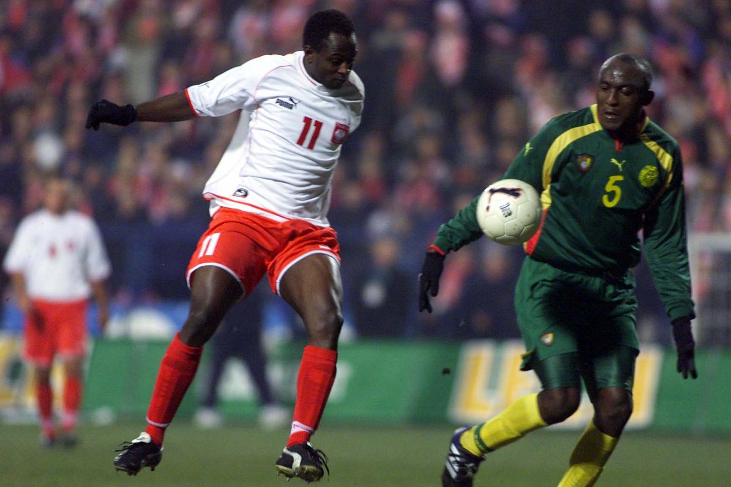 Taka sytuacja w historii naszego futbolu zdarzyła się po raz pierwszy. W meczu z drużyną z Afryki w biało-czerwonych barwach zagrał piłkarz urodzony na tym kontynencie. Akcję Emmanuela Olisadebe usiłuje przerwać Raymond Kalla.