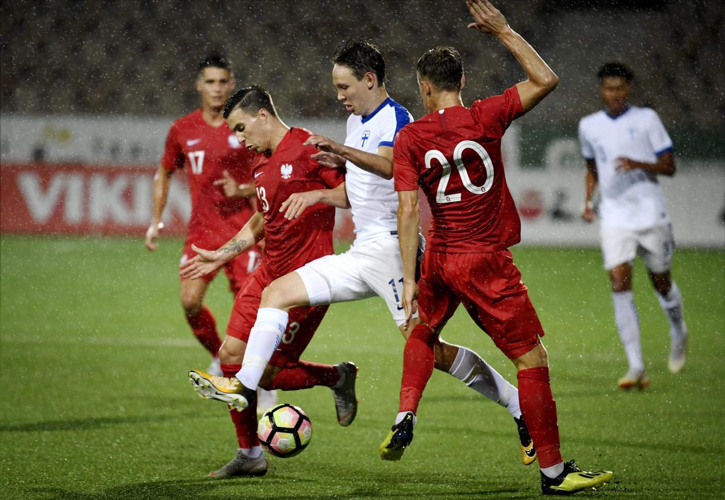 Paweł Stolarski i Konrad Michalak powstrzymują Lassiego Lappalainena podczas meczu reprezentacji do lat 21 Finlandia Polska 1:3 (11.09.2018).