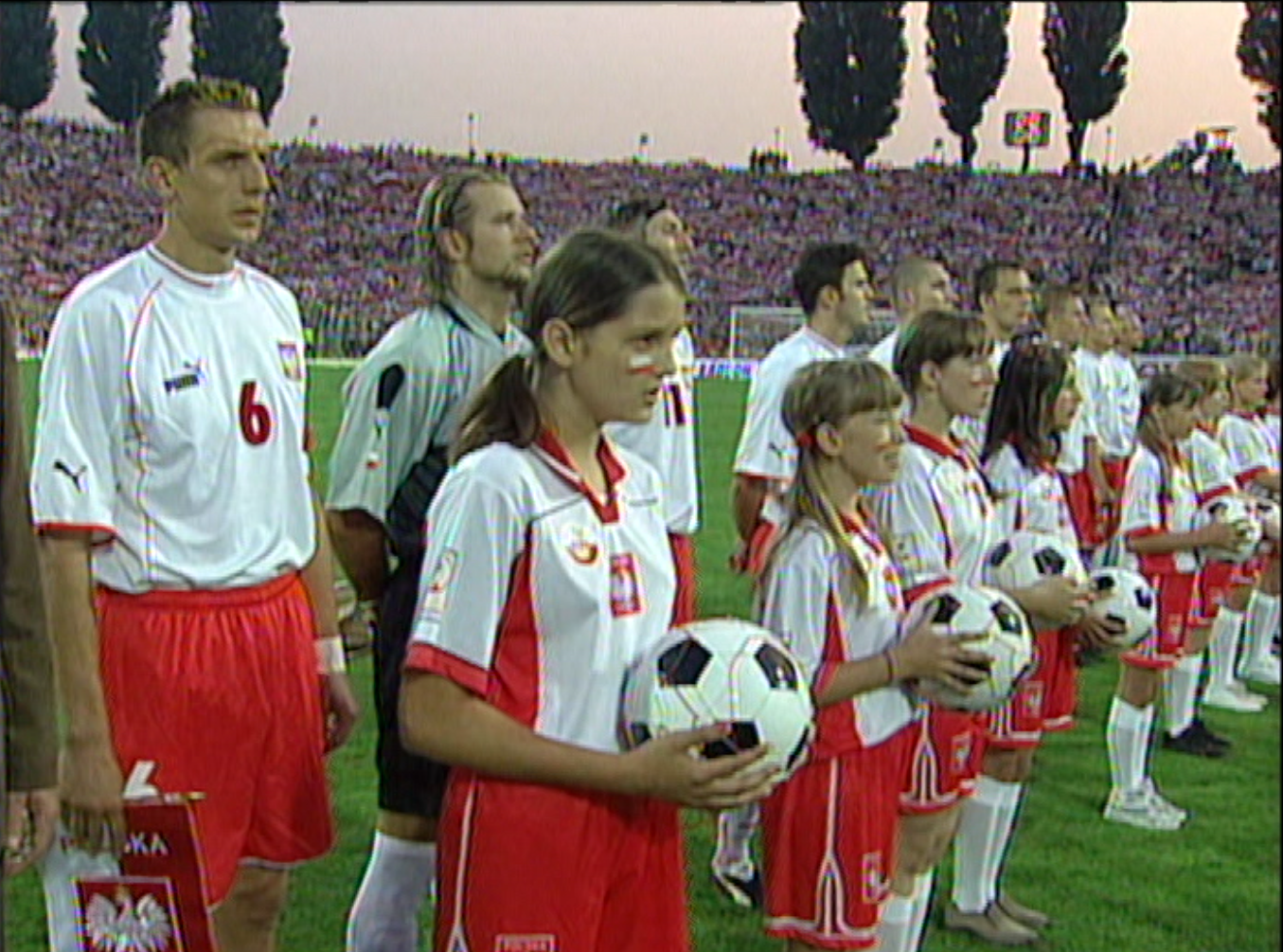 Reprezentacja Polski przed meczem towarzyskim z Belgią w Szczecinie podczas odgrywania hymnu.