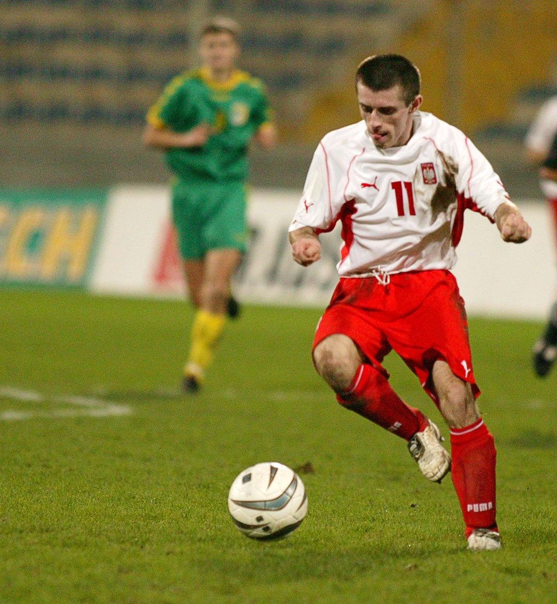 Adrian Sikora przy piłce w meczu towarzyskim z Litwą w grudniu 2003 roku.