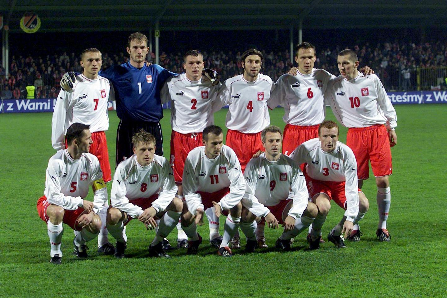Zdjęcie grupowe reprezentacji Polski przed meczem towarzyskim z Nową Zelandią w październiku 2002 roku.