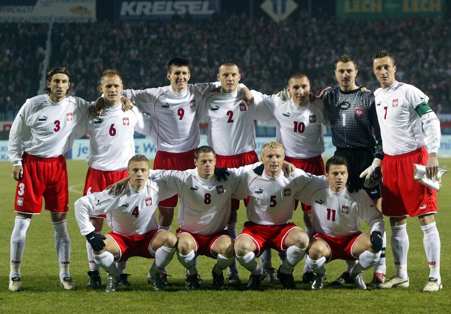 Reprezentacja Polski pozuje do zdjęcia przed towarzyskim meczem z Serbią i Czarnogórą w listopadzie 2003 roku.