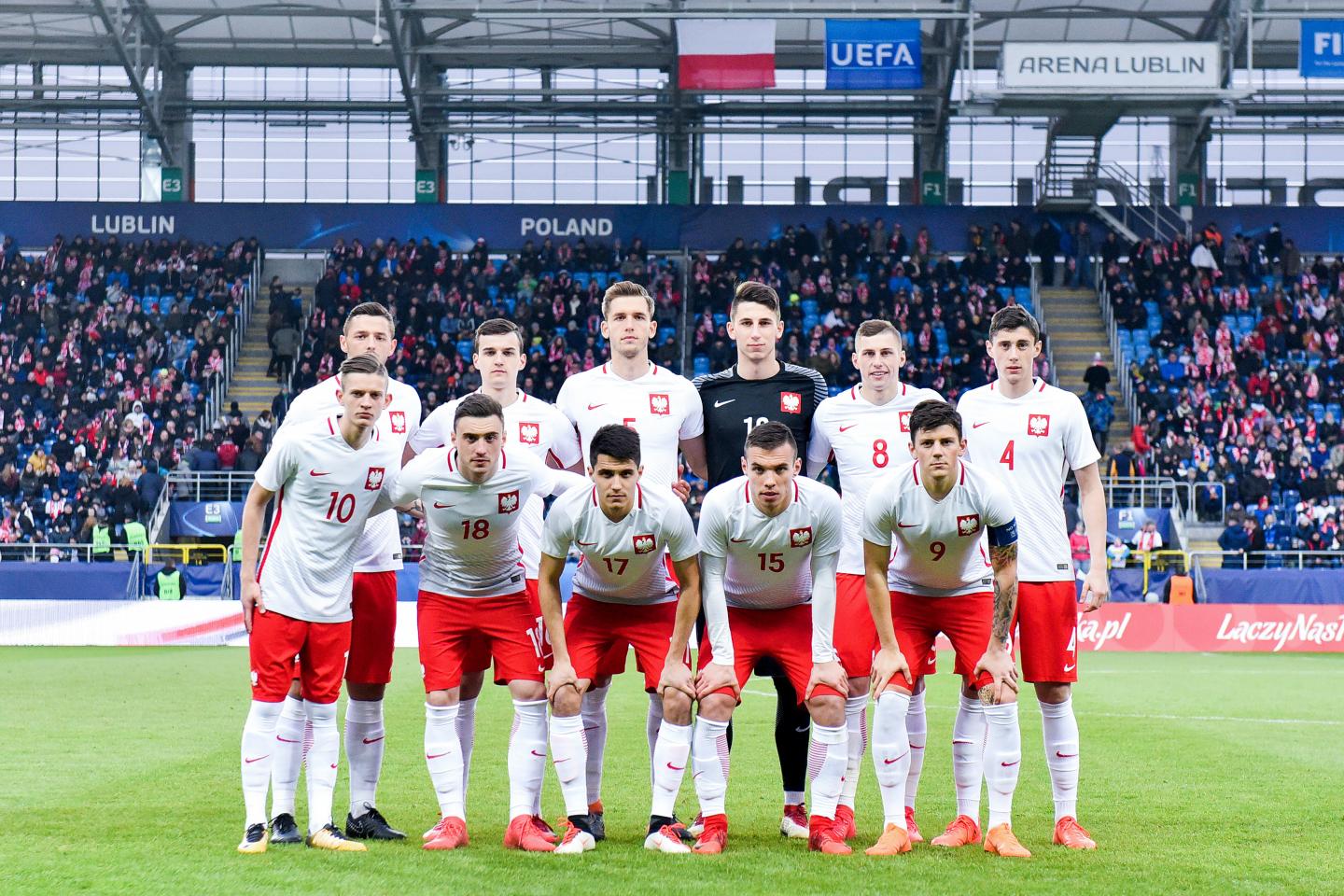 Grupowe zdjęcie reprezentacji Polski do lat 21 przed meczem eliminacji Euro 2019 z Litwą w Lublinie.