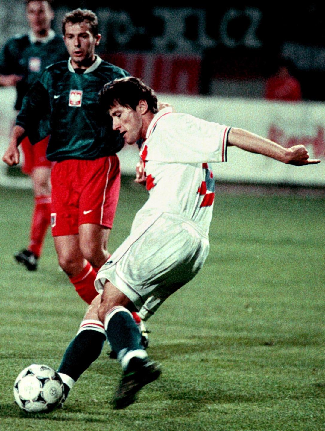 Przy piłce gwiazda reprezentacji Chorwacji Davor Šuker. Z prawej widoczny Marek Koźmiński. Towarzyski mecz Chorwacja - Polska z kwietnia 1998 roku.