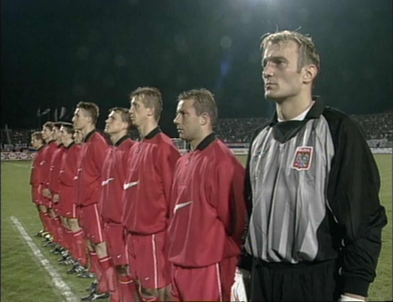 Reprezentacja Polski podczas odgrywania hymnu przed meczem towarzyskim z Chorwacją w Osijeku w 1998 roku.