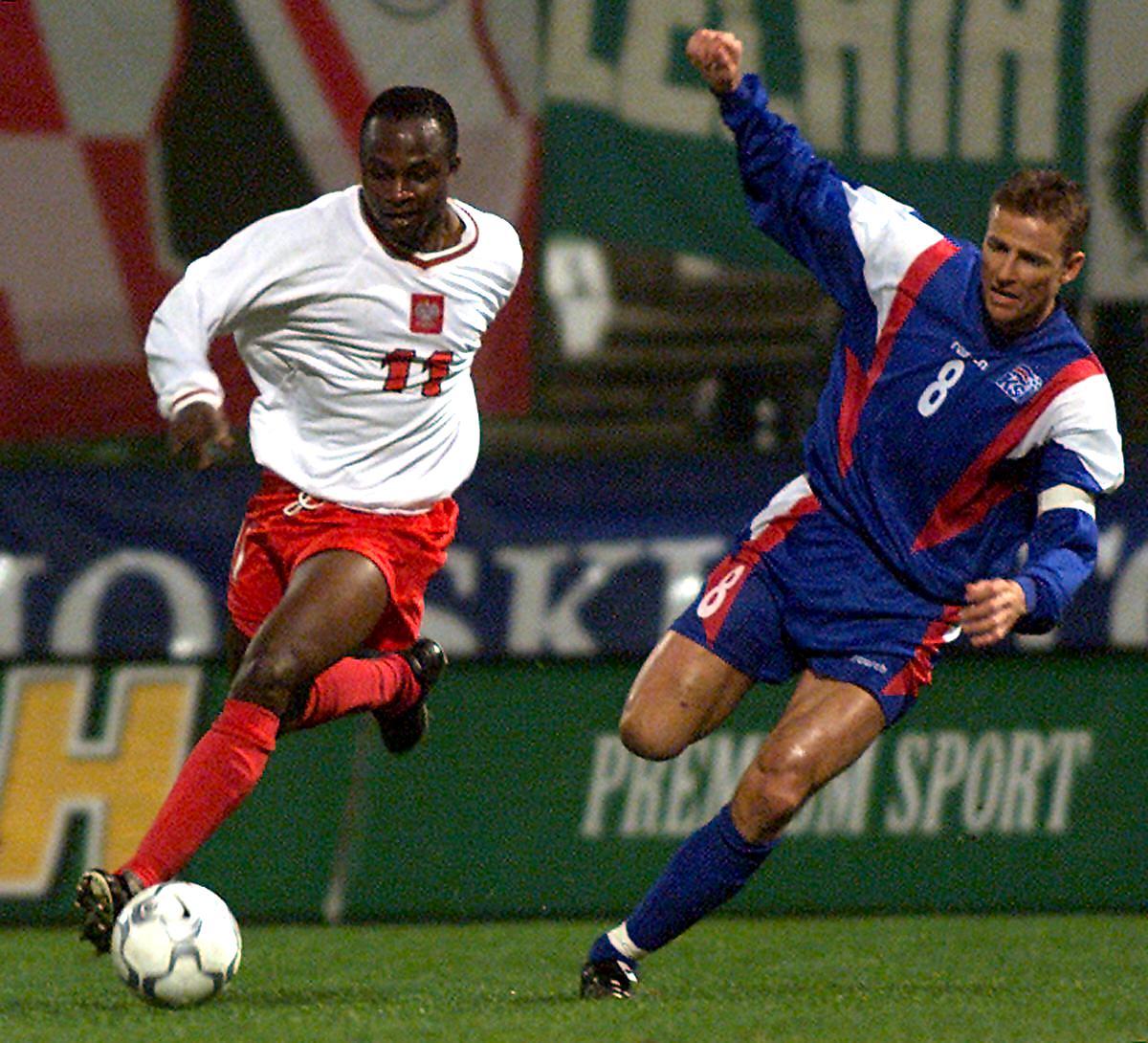 Emmanuel Olisadebe i Eyjólfur Sverrisson podczas meczu Polska - Islandia 1:0 (15.11.2000).