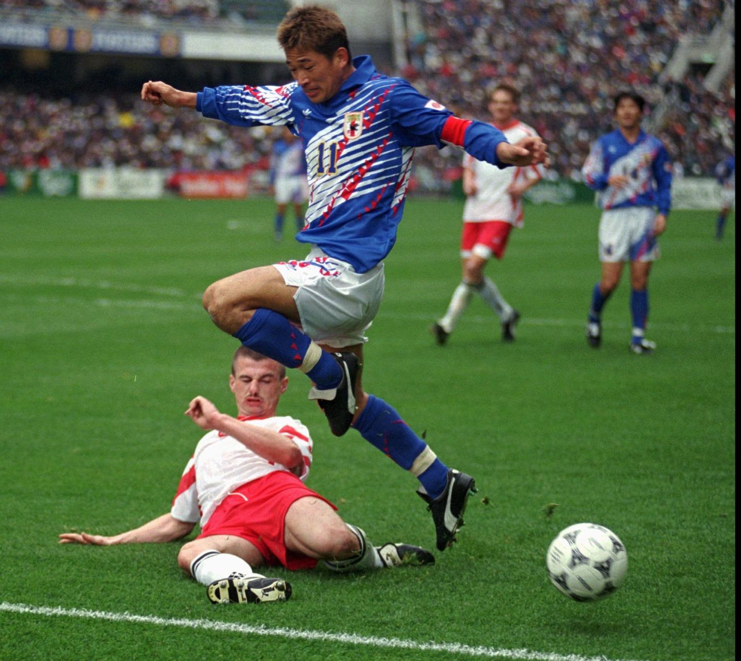 Paweł Skrzypek i Kazuyoshi Miura podczas meczu Polska - Japonia 0:5 (19.02.1996).