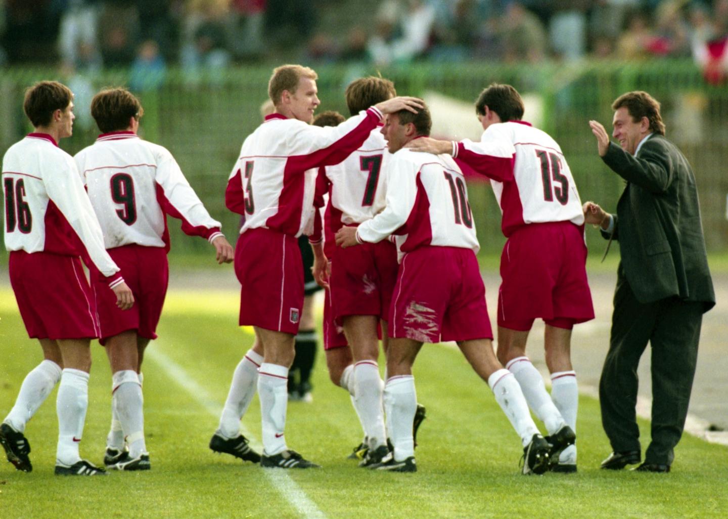 Polscy piłkarze po golu na 2:0 podczas meczu Polska - Litwa (24.09.1997).