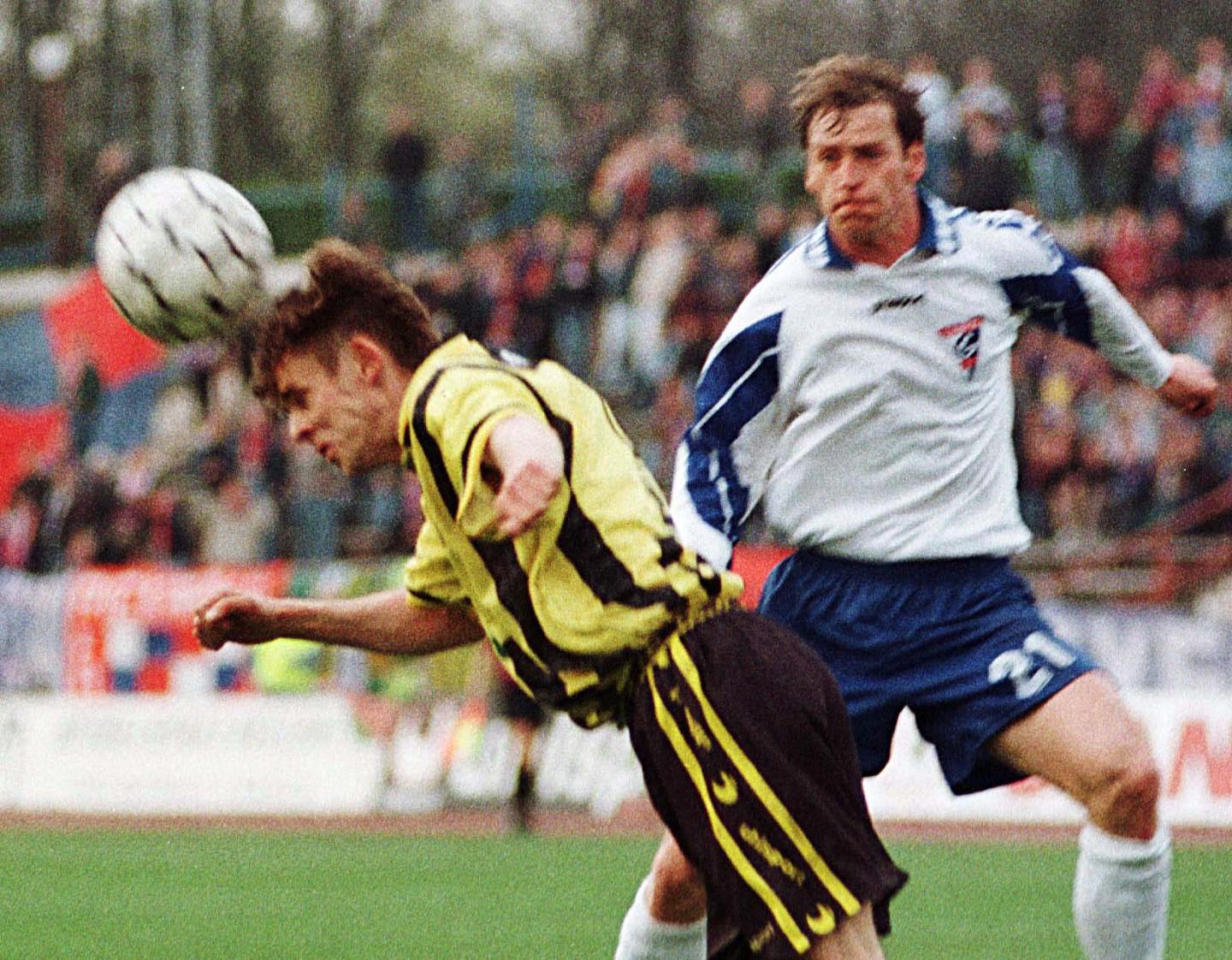 Jan Urban jako piłkarz Górnika Zabrze walczy o piłkę z graczem Ruchu Radzionków w meczu Pucharu Polski.