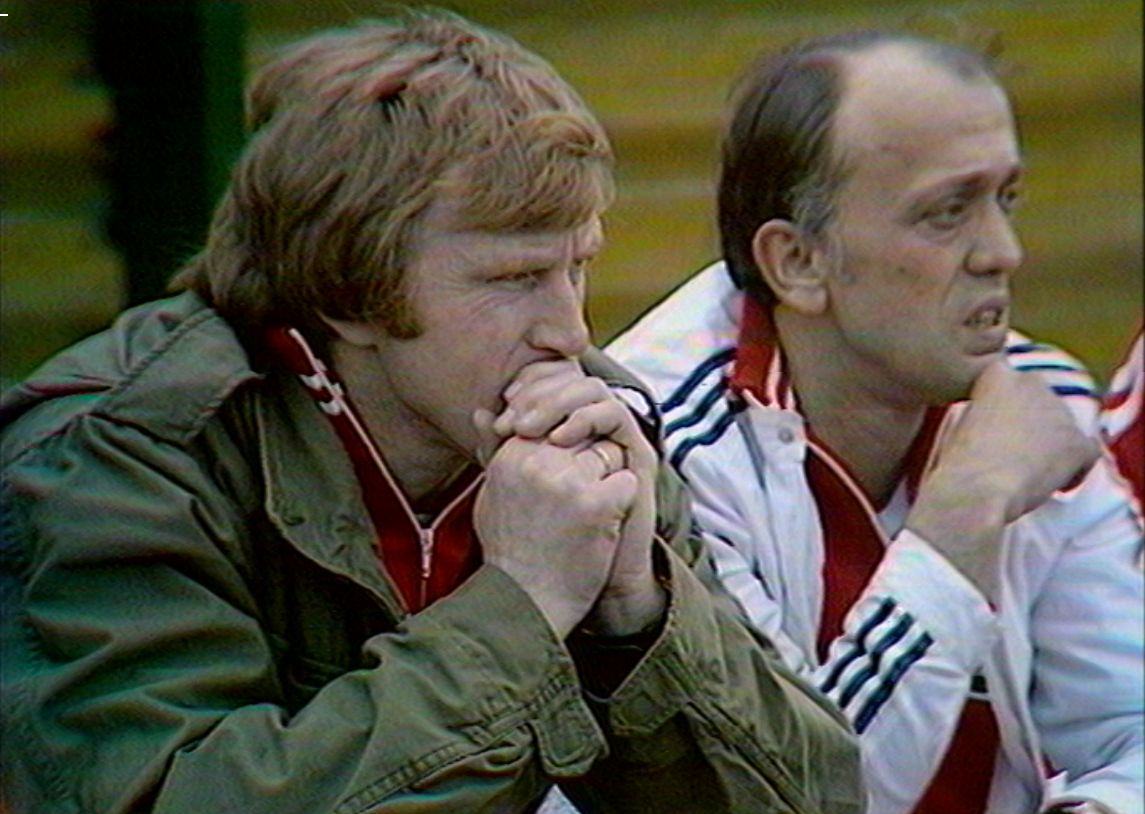 Jacek Gmoch i Andrzej Strejlau na ławce rezerwowych w meczu z Czechosłowacją olimpijską