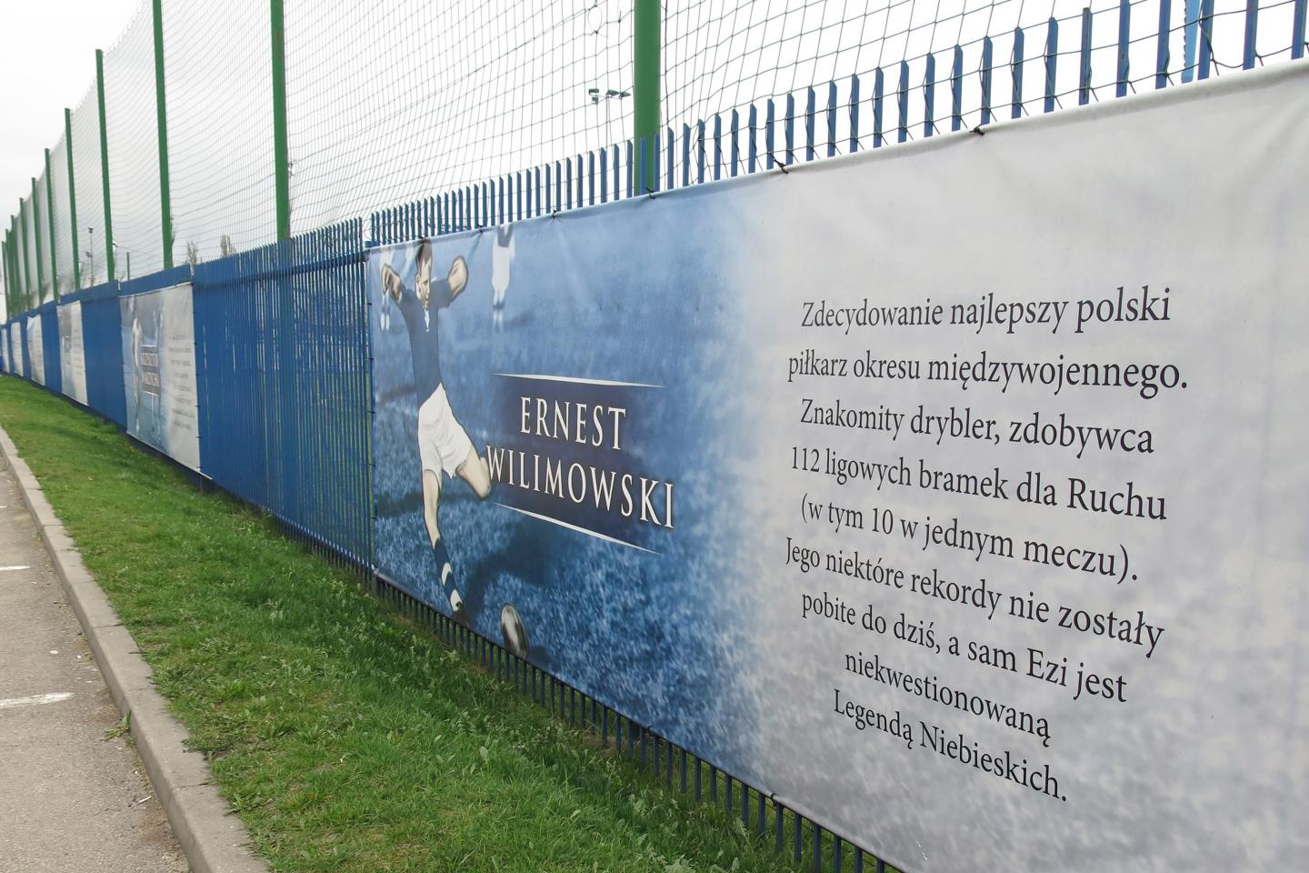 Ernest Wilimowski po 1939 roku na wiele lat zniknął z kart historii polskiego futbolu. Pamięć o nim zaczęto przywracać długo po zakończeniu II wojny światowej. Dopiero w XXI wieku na ogrodzeniu stadionu chorzowskiego Ruchu pojawił się baner upamiętniający znakomitego piłkarza Niebieskich.