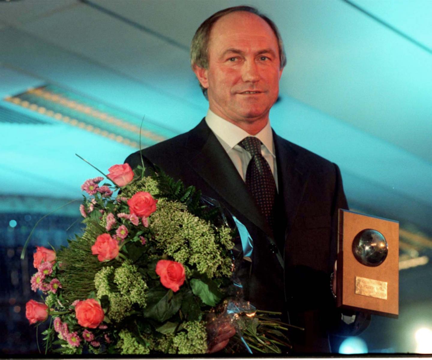 Franciszek Smuda z nagrodą "trenera roku" w plebiscycie tygodnika "Piłka Nożna" w 1999 roku.