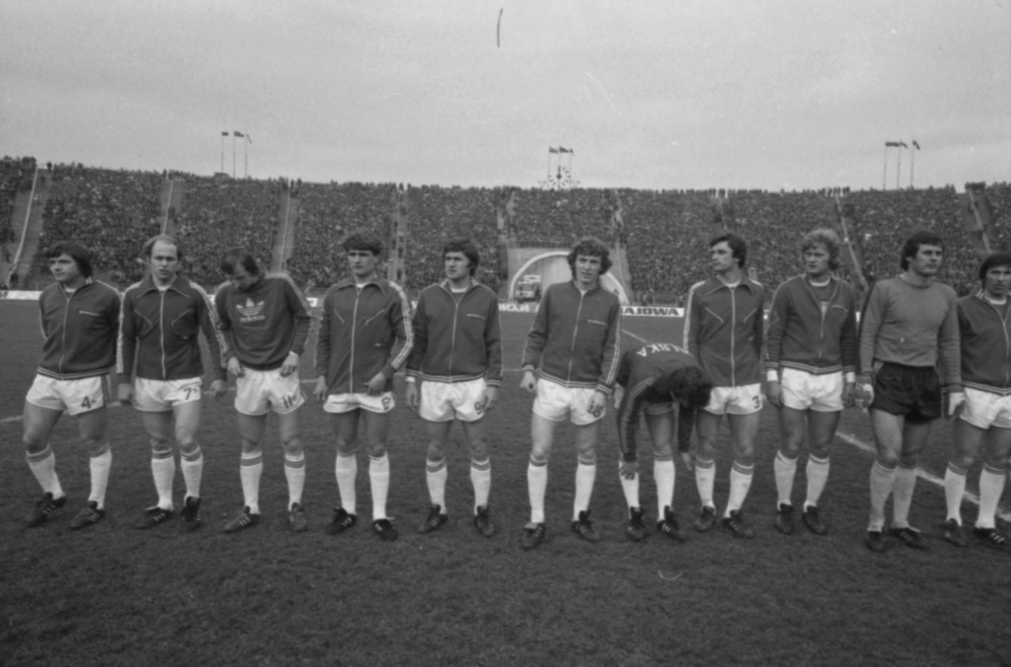 Grupowe zdjęcie reprezentacji Polski przed meczem towarzyskim z Bułgarią w 1978 roku, Stadion Dziesięciolecia.