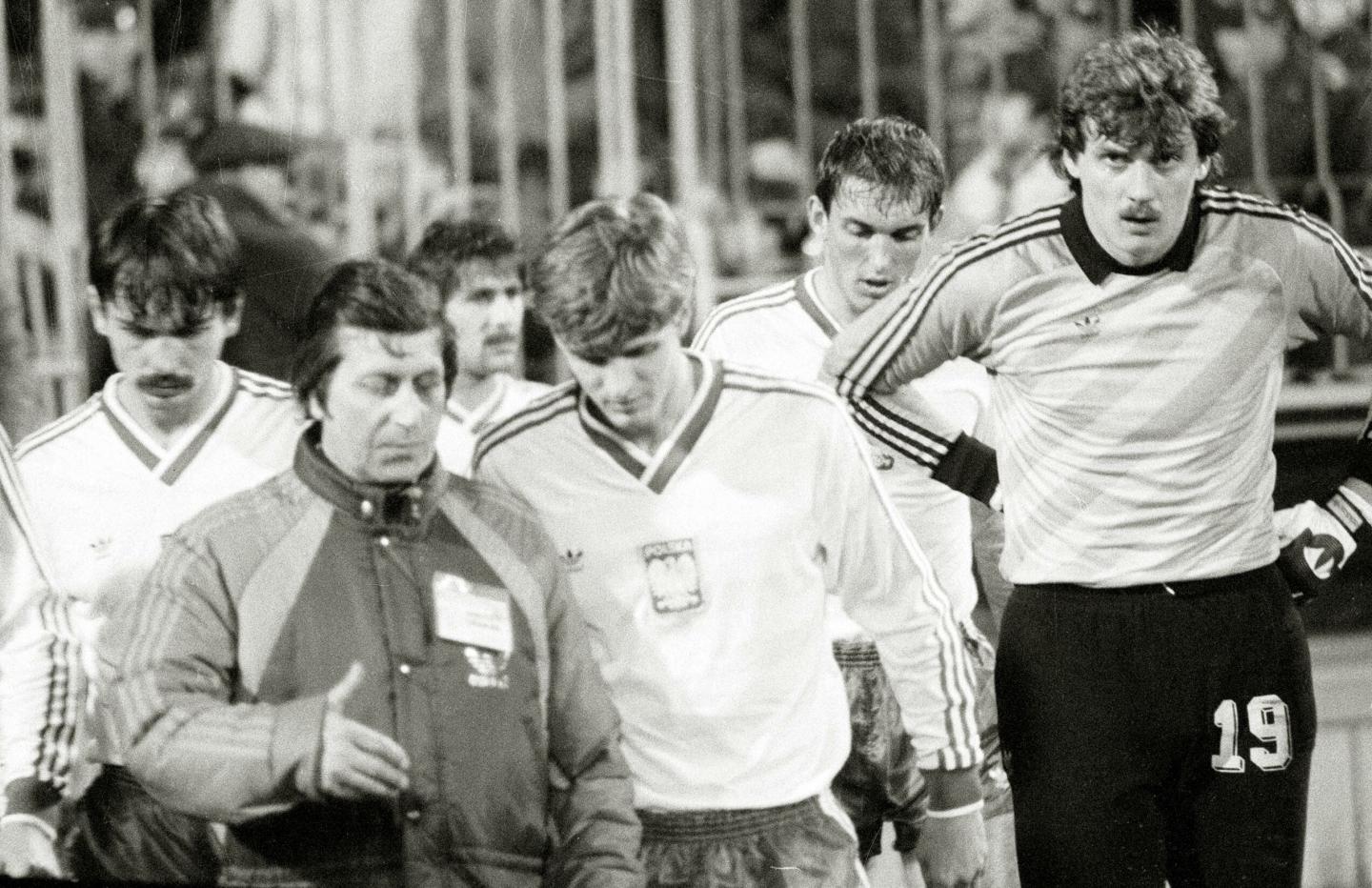 Kazimierz Przybyś, selekcjoner Wojciech Łazarek, Dariusz Wdowczyk, Waldemar Prusik i Józef Wandzik podczas meczu Polska - Irlandia 1:0 (12.11.1986).