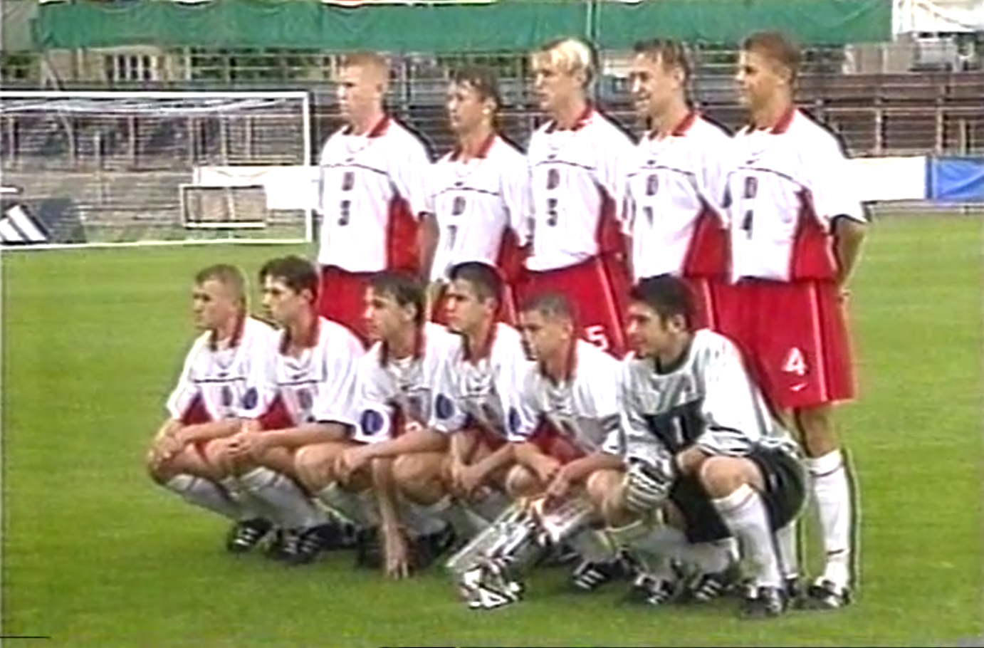 Grupowe zdjęcie reprezentacji Polski do lat 16 przed meczem finałowym mistrzostw Europy z Hiszpanią w 1999 roku.