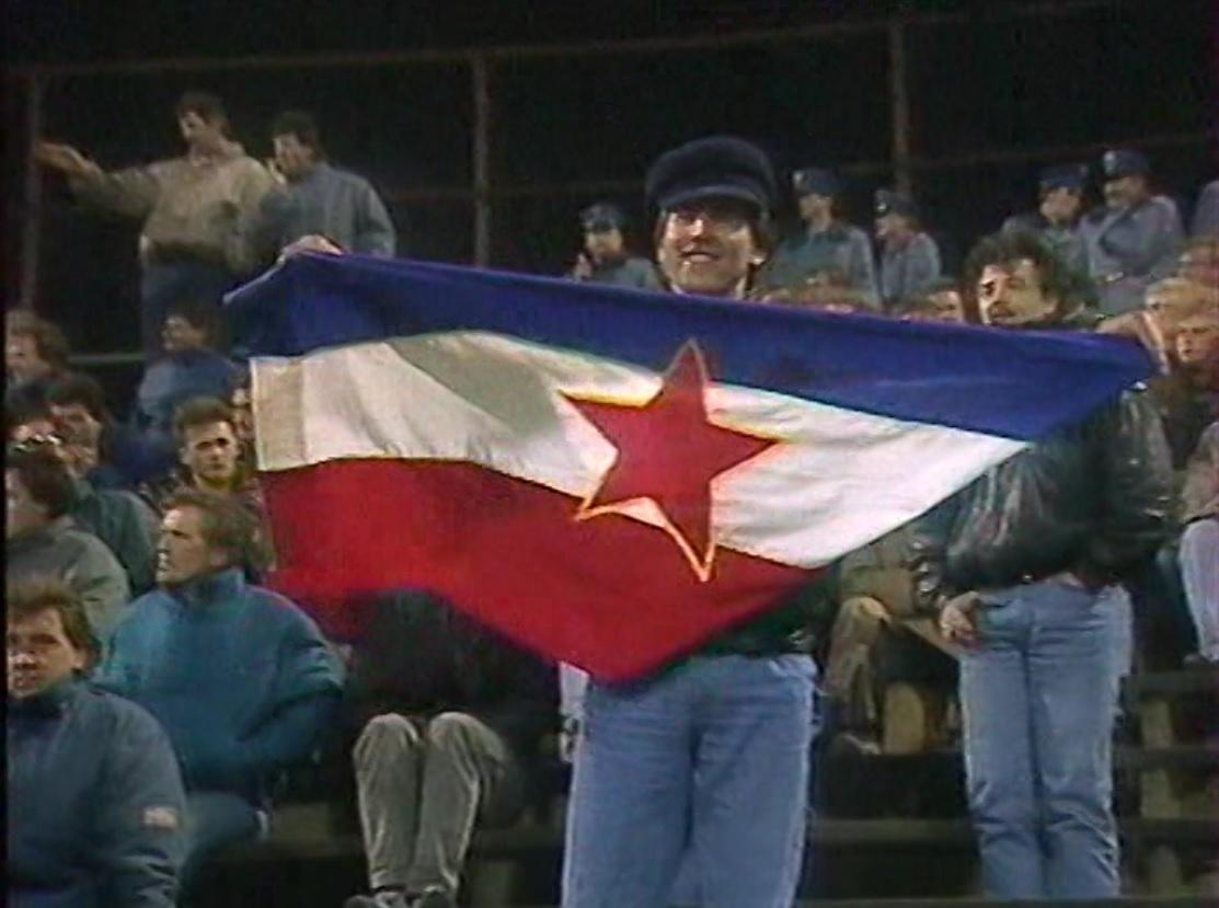 Kibic Jugosławii podczas meczu Polska - Jugosławia 0:0 (28.03.1990).