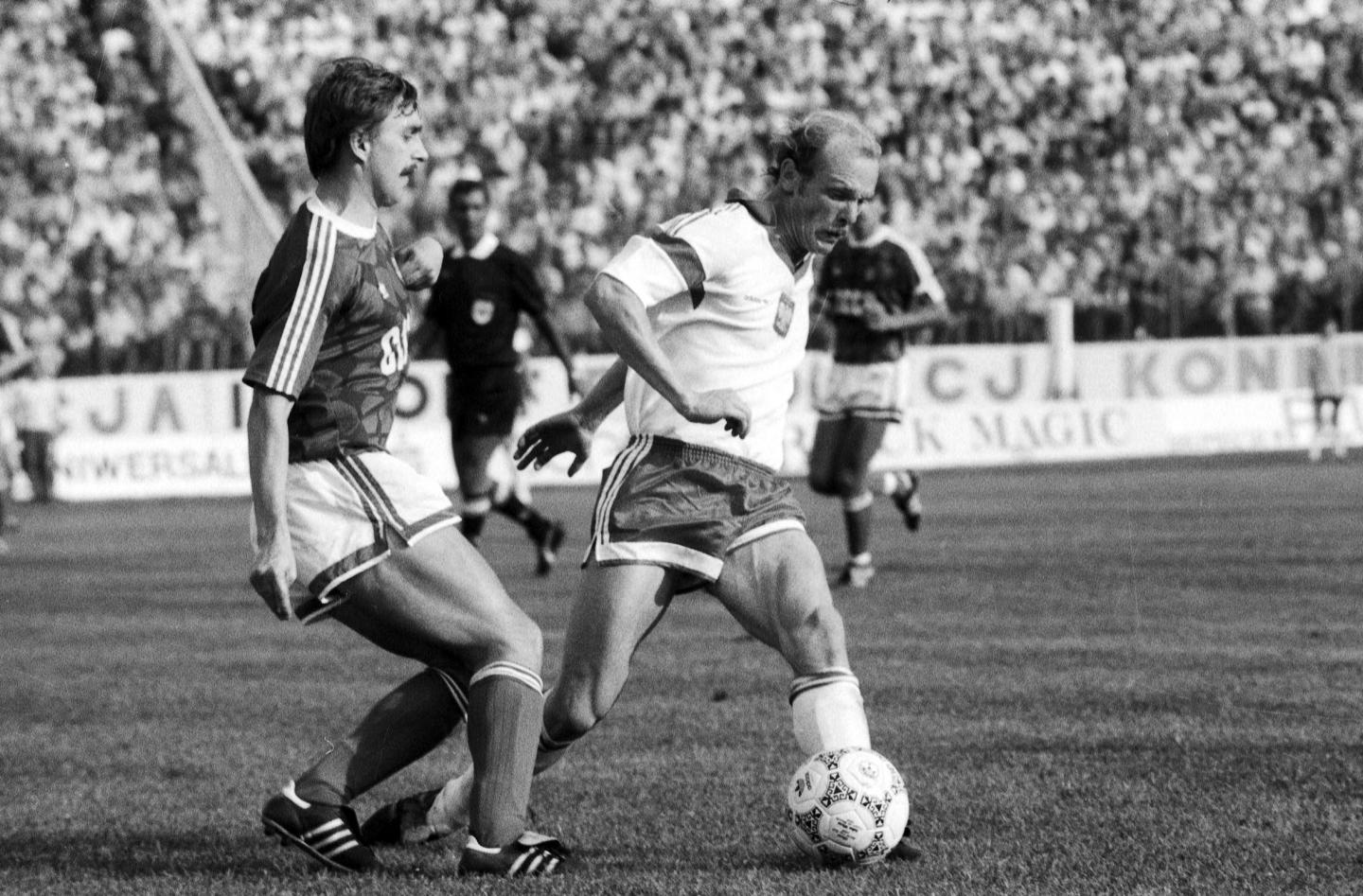 Janusz Nawrocki walczy o piłkę z zawodnikiem ZSRR. Mecz towarzyski z 23 sierpnia 1989 roku.