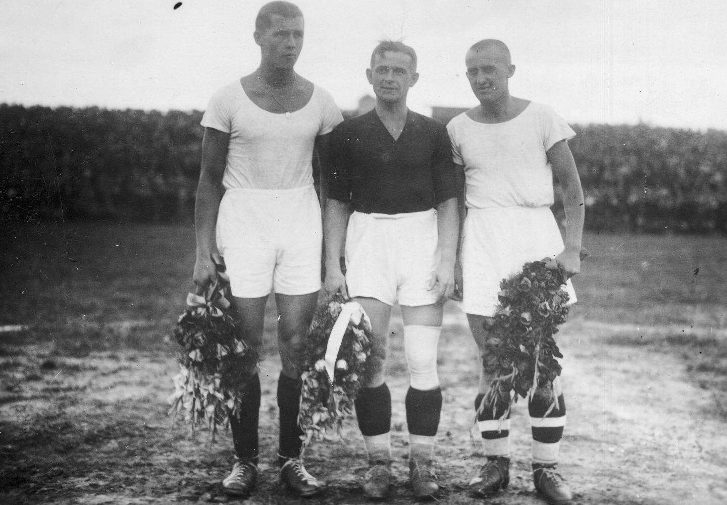 Trzech olimpijczyków z Berlina: Teodor Peterek, Antoni Gałecki i Gerard Wodarz, podczas oficjalnego powitania, jakie zgotowano im w Łodzi przed ligowym meczem ŁKS-u z Ruchem. Na igrzyskach roku 1936 biało-czerwoni byli o włos od zdobycia brązowego medalu.