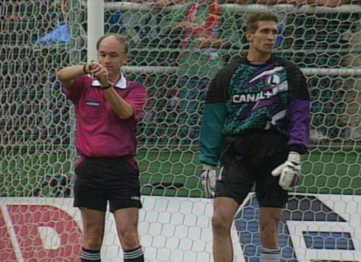 David Elleray i Maciej Szczęsny podczas meczu IFK Göteborg - Legia Warszawa 1:2 (23.08.1995).