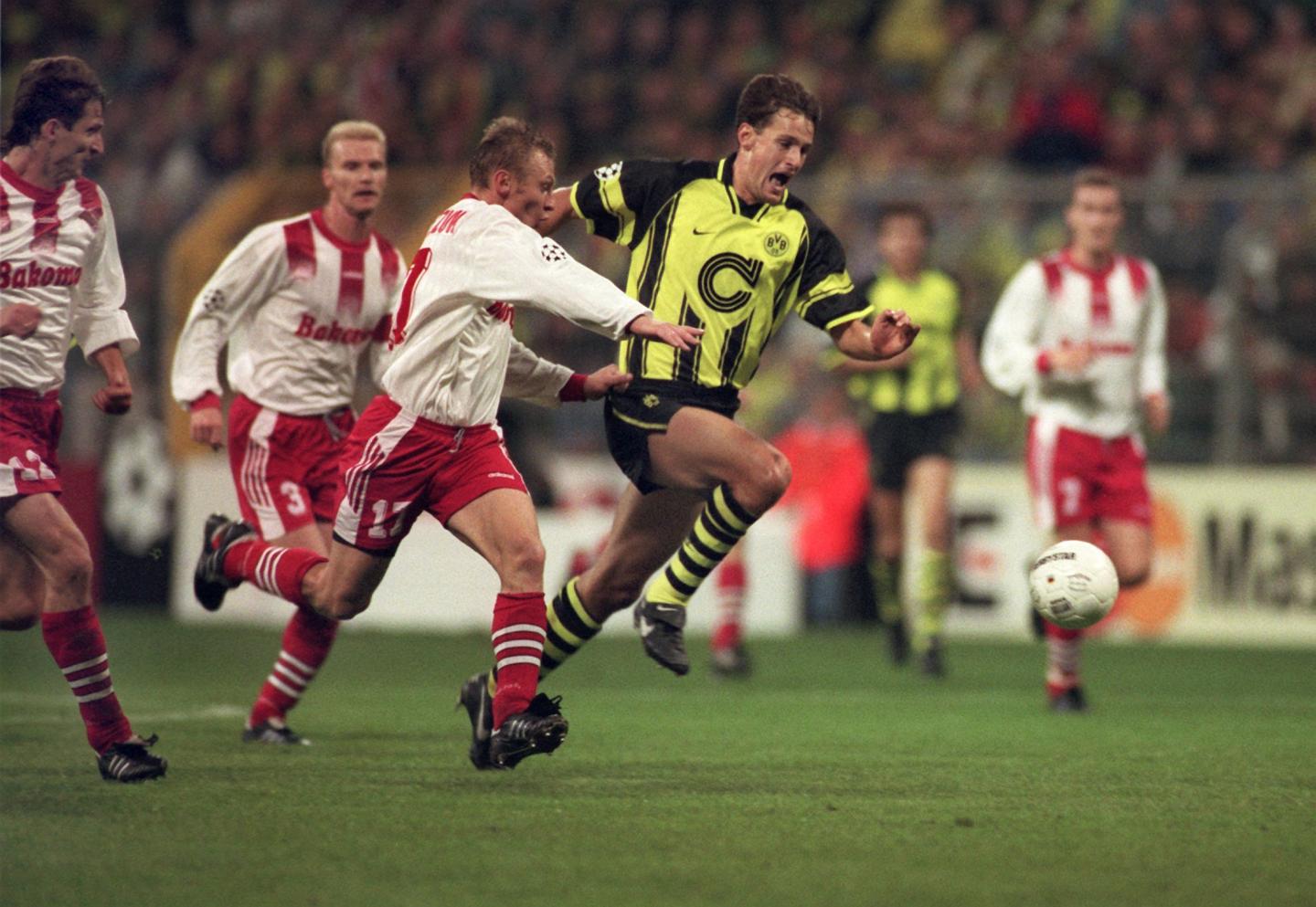 Sławomir Majak, Tomasz Łapiński i Andrzej Michalczuk, a także Heiko Herrlich podczas meczu Borussia Dortmund - Widzew Łódź 2:1 (11.09.1996).