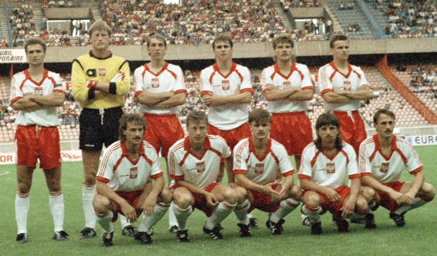 Zdjęcie grupowe reprezentacji Polski przed towarzyskim meczem z Francją w Paryżu 15 sierpnia 1990 roku.
