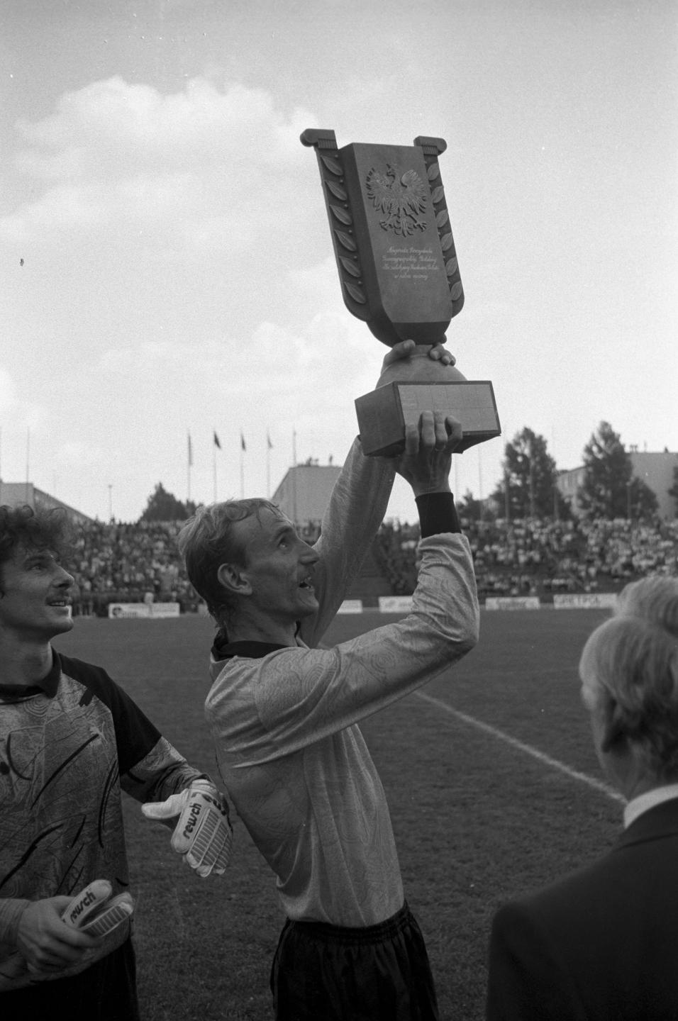Roman Szewczyk z Pucharem Polski za sezon 1990/1991.