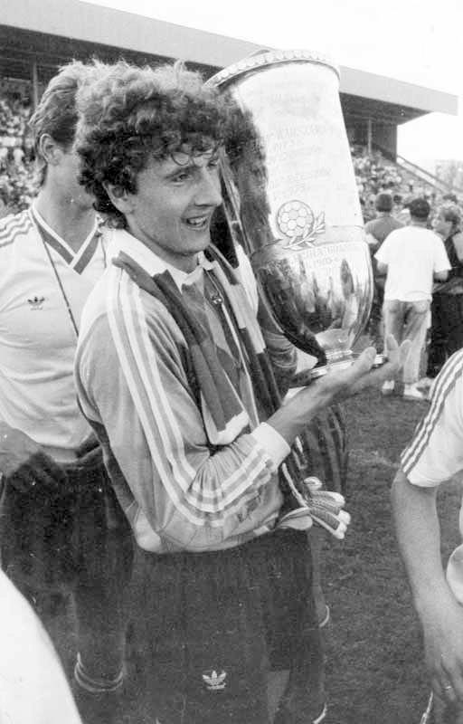 Bramkarz Legii Zbigniew Robakiewicz z Pucharem Polski 1989.
