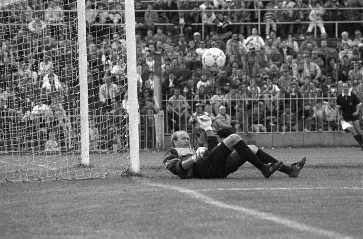 Andrzej Woźniak broni strzał jednego z piłkarzy Legii w finale Pucharu Polski 1993/1994.