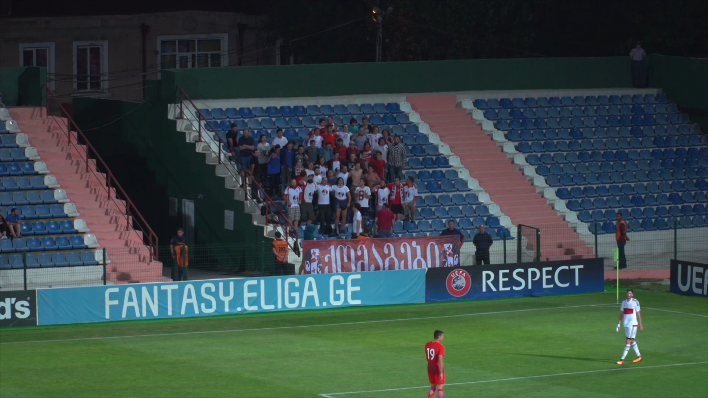 Sektor najbardziej rozśpiewanych kibiców młodzieżowej reprezentacji Gruzji.