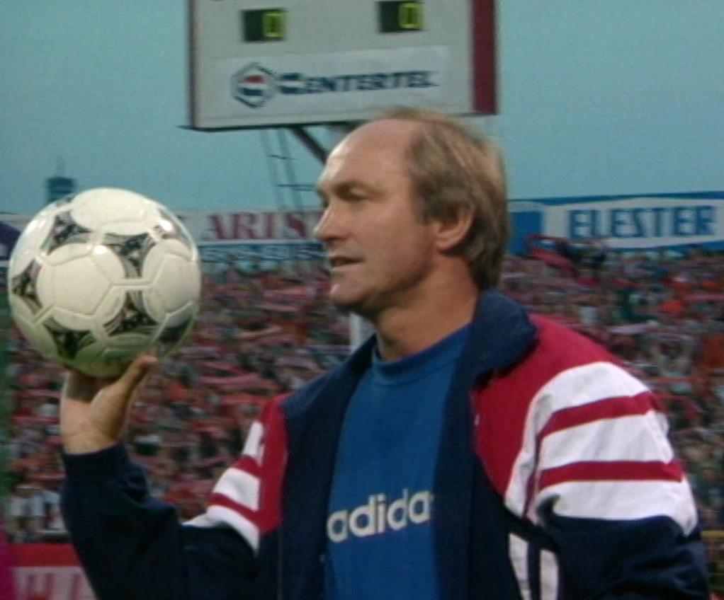 Franciszek Smuda podczas meczu Zdjęcie z meczu Edytuj Obraz Widzew Łódź - Brøndby Kopenhaga 2:1 (07.08.1996).
