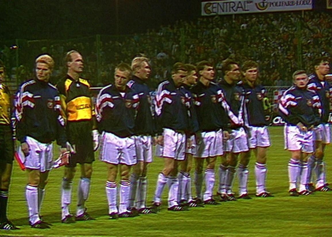Piłkarze Widzewa Łódź przed rewanżowym meczem z Czernomorcem Oddessa. Od lewej: Tomasz Łapiński (kapitan), Andrzej Woźniak, Andrzej Michalczuk, Daniel Bogusz, Piotr Szarpak, Ryszard Czerwiec, Marek Koniarek, Zbigniew Wyciszkiewicz, Rafał Siadaczka, Paweł Miąszkiewicz, Marek Bajor.