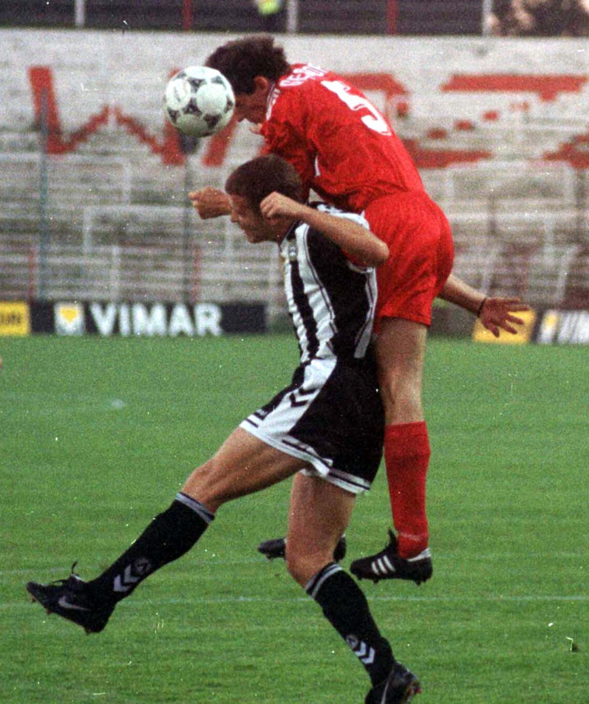 Dariusz Gęsior i Oliver Bierhoff podczas meczu Widzew Łódź - Udinese Calcio 1:0 (16.09.1997).