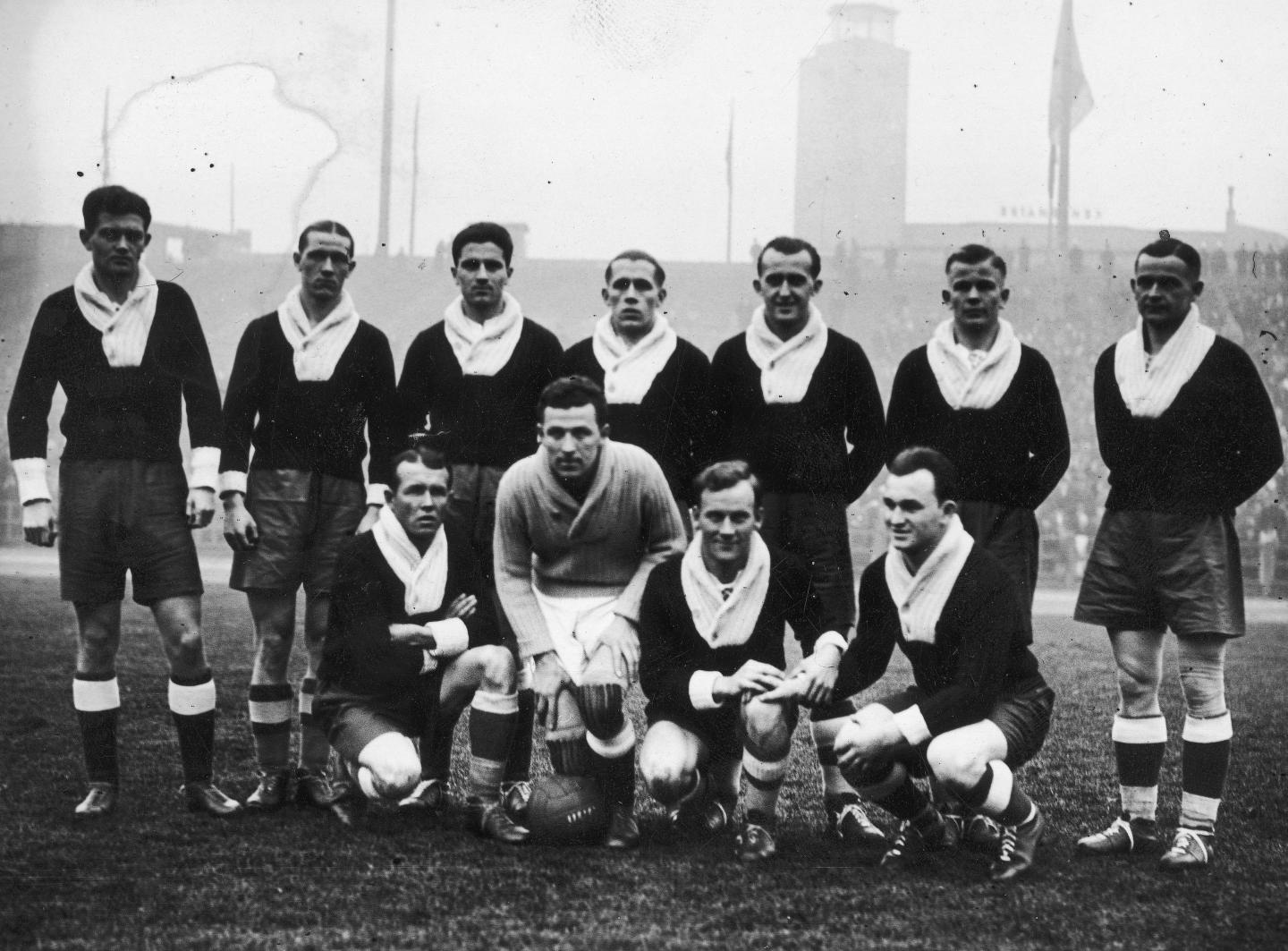 Fryderyk Scherfke (stoi pierwszy z lewej) i Gerard Wodarz (stoi trzeci z prawej) przed towarzyskim meczem z Belgią w Brukseli. Nasi piłkarze na szyjach mają wełniane kominy, bo spotkanie odbyło się w środku kalendarzowej zimy, w lutym 1936 roku. Biało-czerwoni zwyciężyli 2:0.