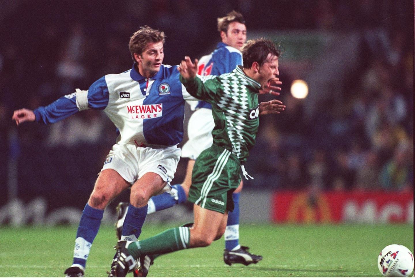 Tim Sherwood nieprzepisowo powstrzymuje Marcina Jałochę. Mecz Ligi Mistrzów Blackburn - Legia z 1 listopada 1995 roku.