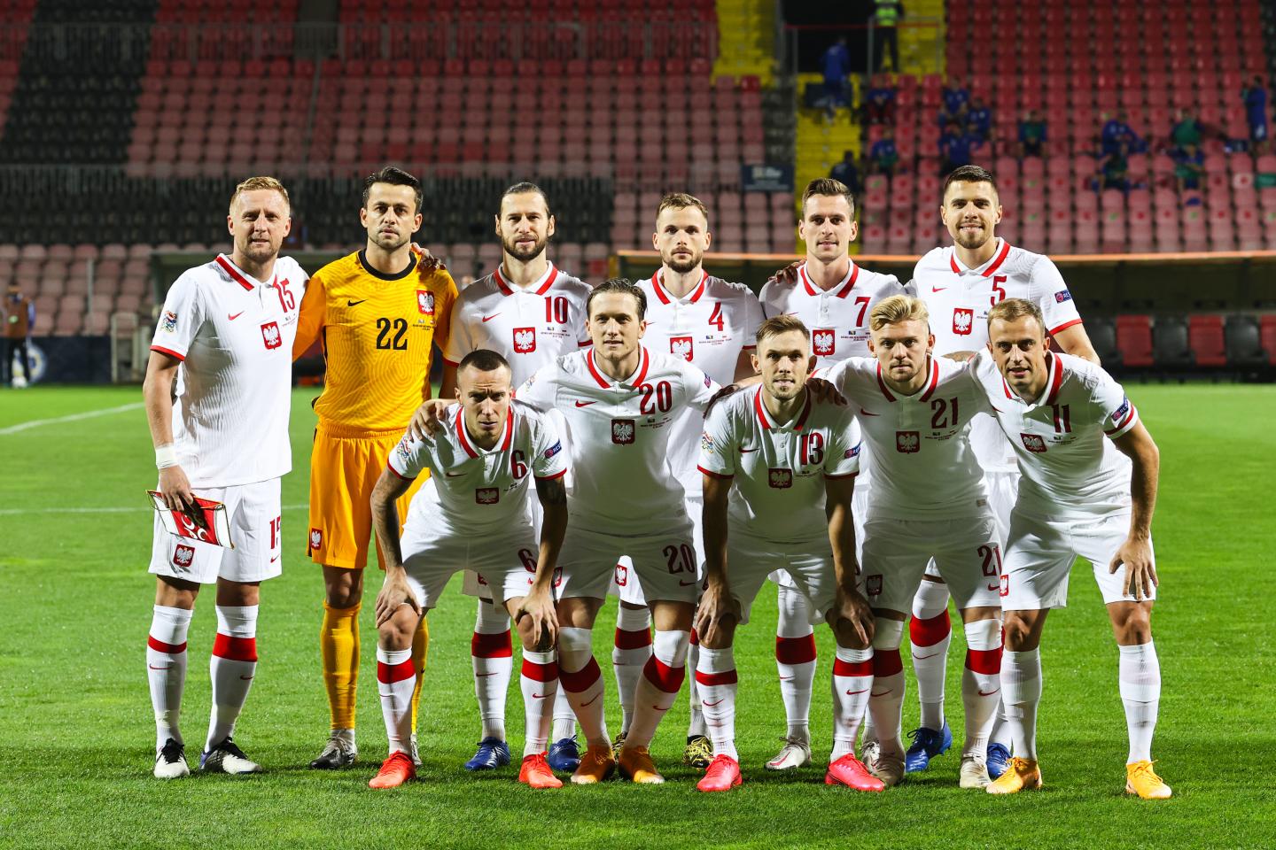 Zdjęcie grupowe reprezentacji Polski przed meczem z Bośnią i Hercegowiną w Lidze Narodów w 2020 roku.