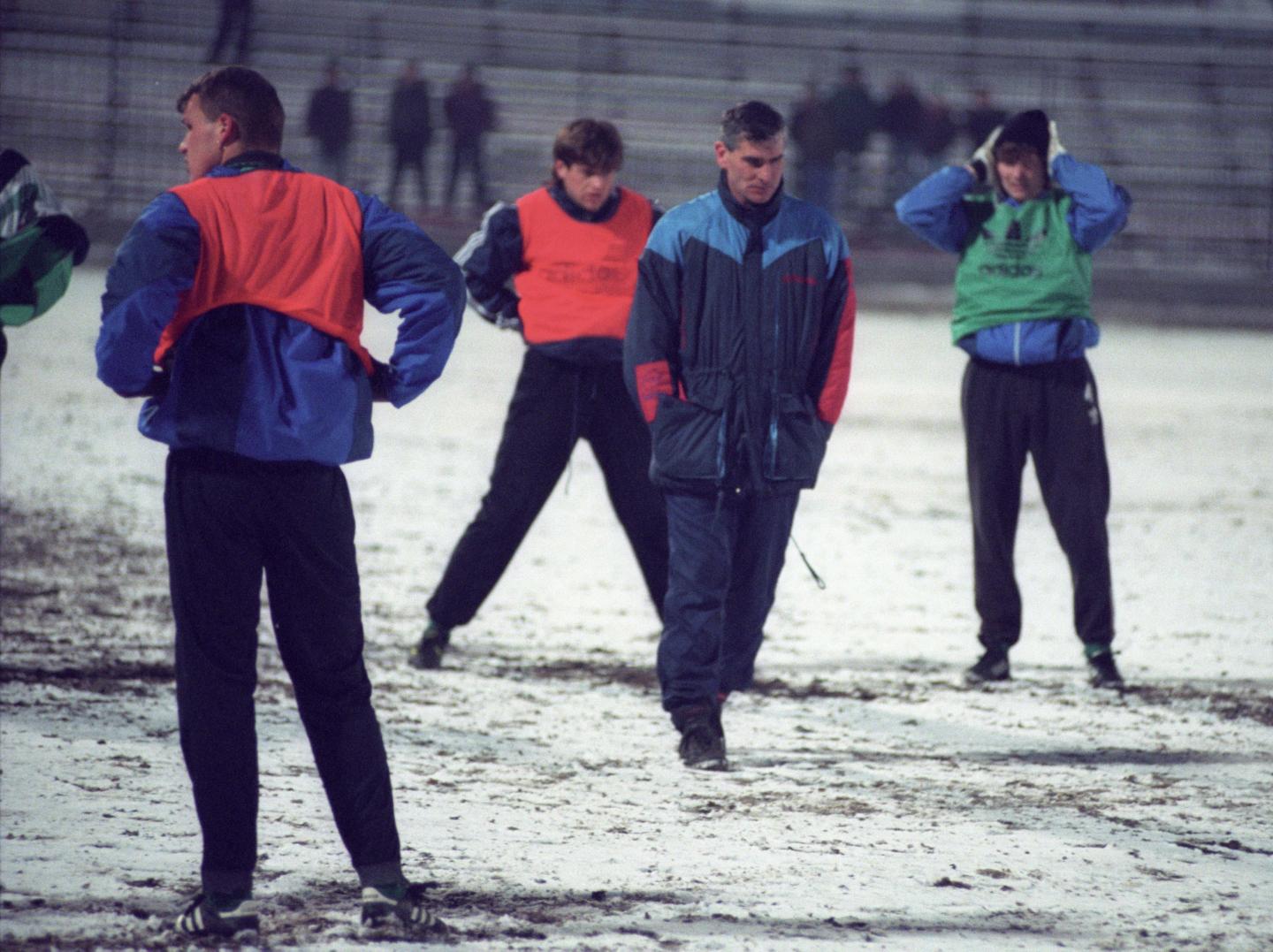 Trening piłkarzy Legii na zaśnieżonej płycie stadionu przy Łazienkowskiej 3 przed meczem Ligi Mistrzów z Panathinaikosem Ateny.