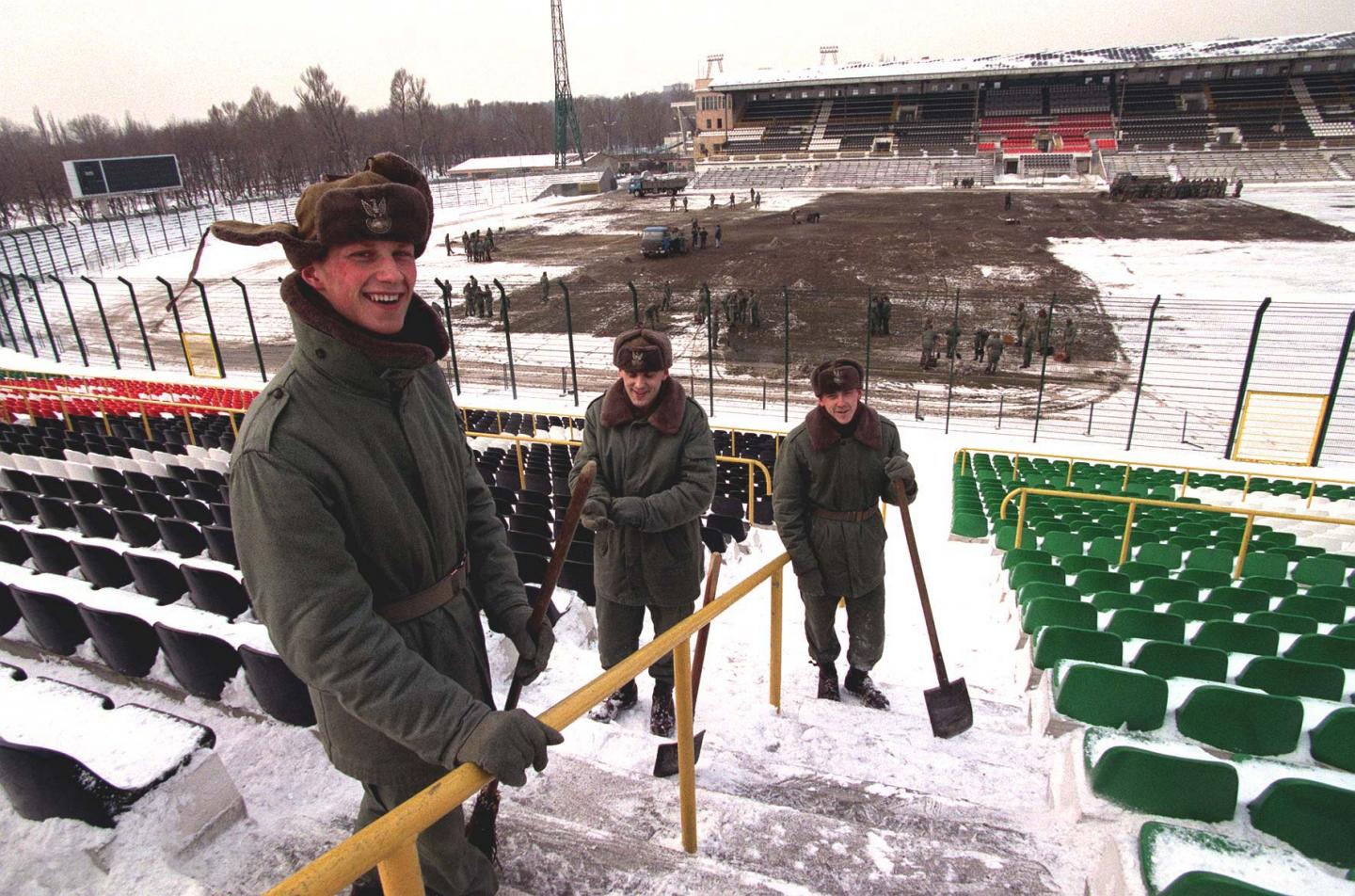 Trzech żołnierzy odśnieżających trybuny na stadionie Legii w marcu 1996 roku.