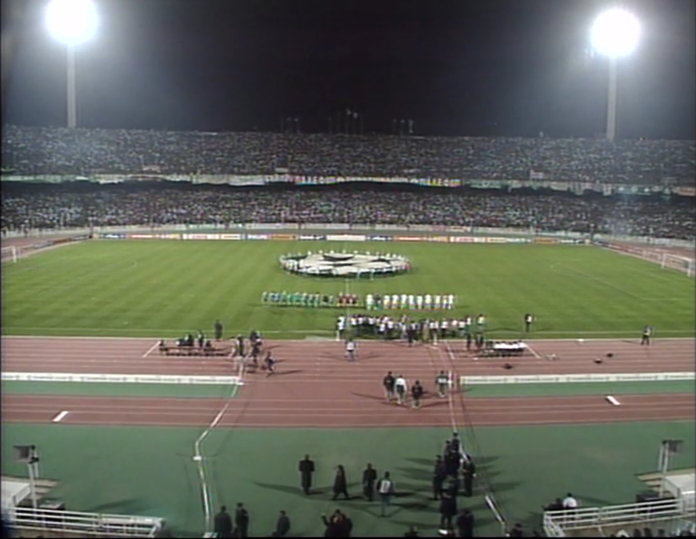 Drużyny Panathinaikosu i Legii na murawie Stadionu Olimpijskiego w Atenach.