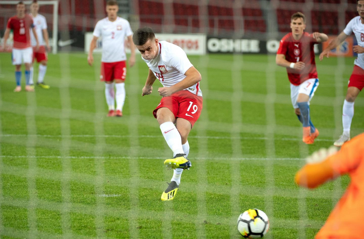 Adrian Łyszczarz strzela gola z rzutu karnego w meczu Polska - Czechy drużyn do lat 20.