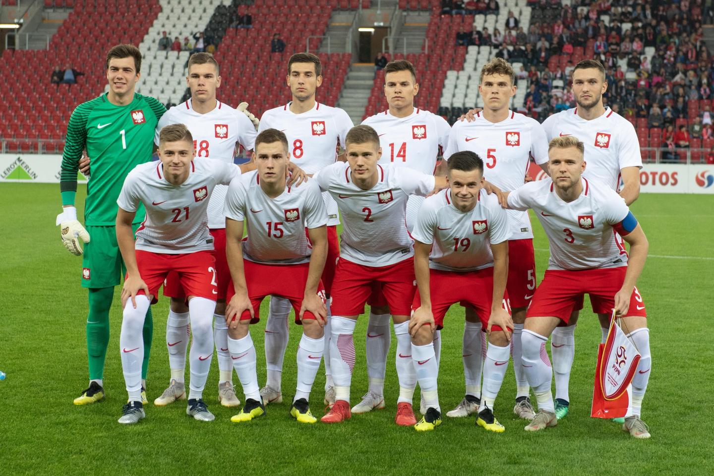 Zdjęcie grupowe reprezentacji Polski do lat 20 przed towarzyskim meczem z Czechami w październiku 2018 roku.