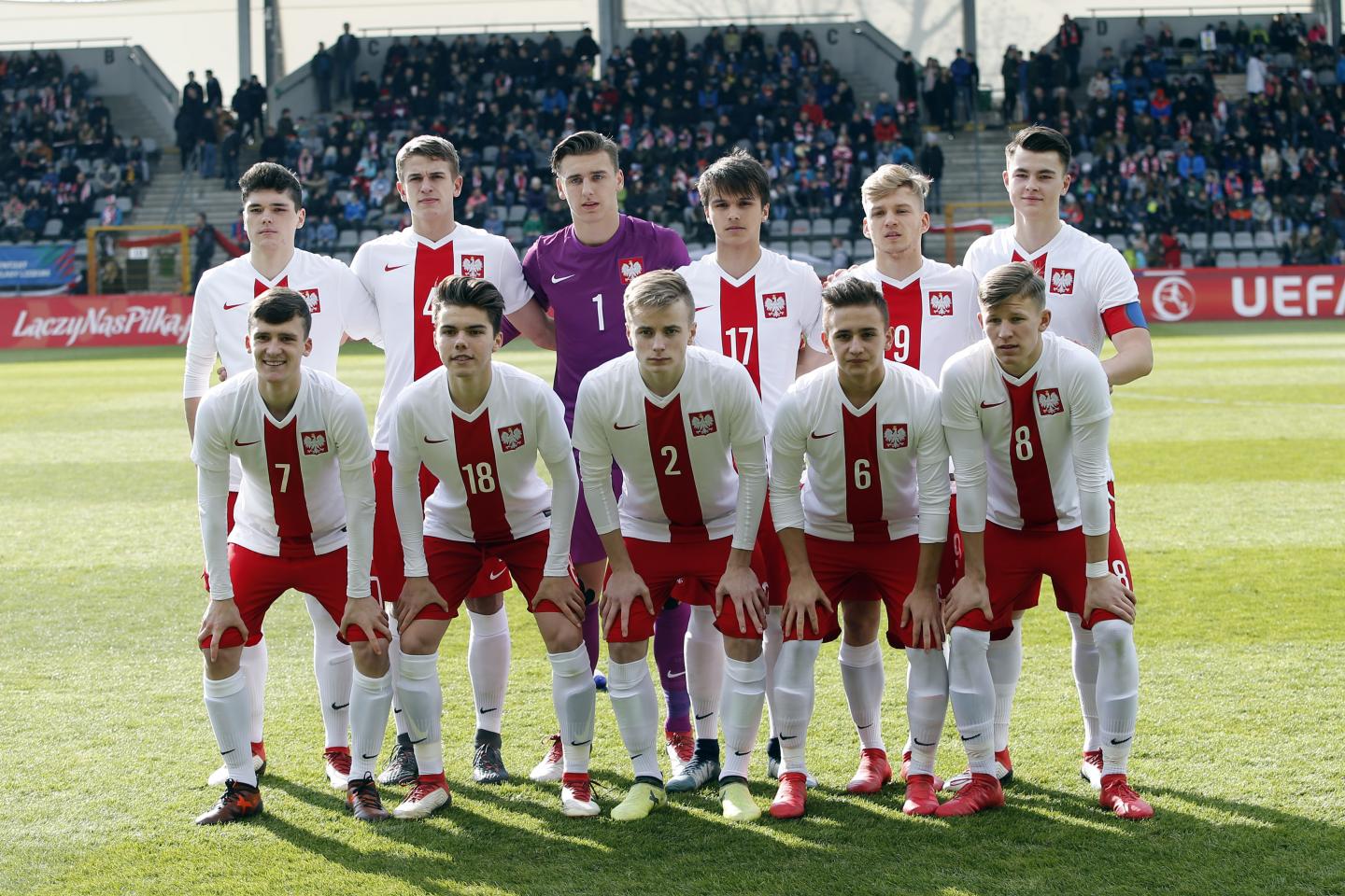 Zdjęcie grupowe reprezentacji Polski do lat 17 przed meczem eliminacji ME z Irlandią w 2018 roku.