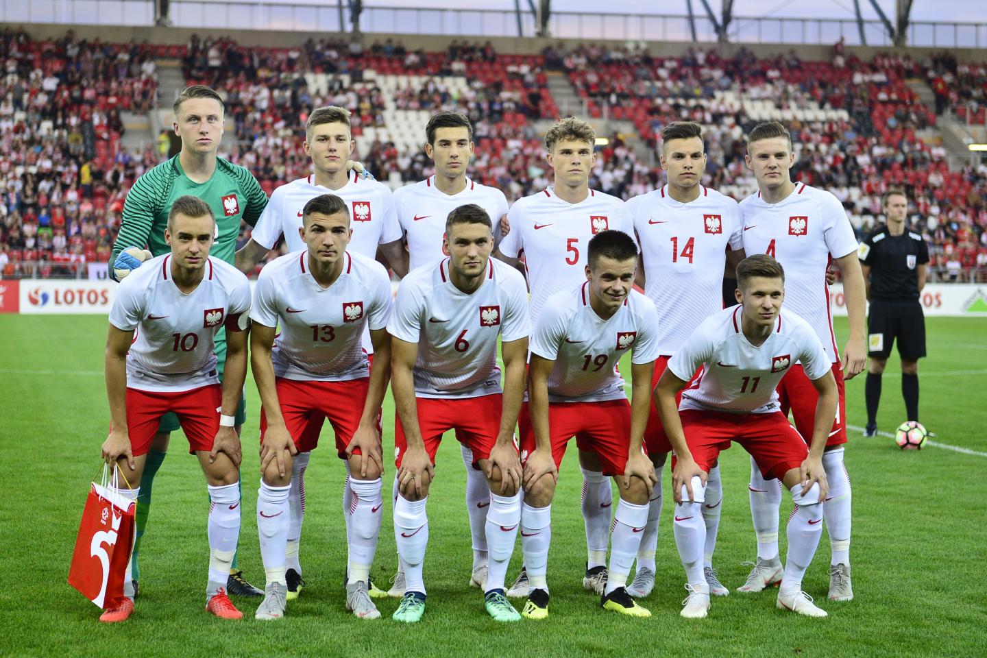 Zdjęcie grupowe reprezentacji Polski do lat 20 przed towarzyskim meczem z Włochami we wrześniu 2018 roku.