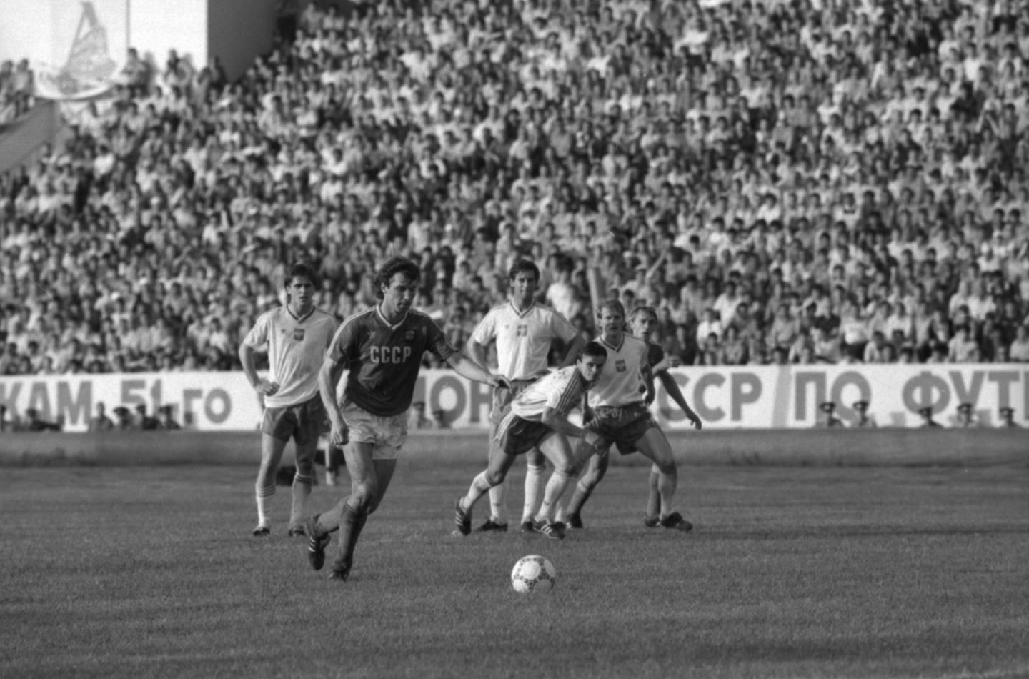 Oleg Protasow strzałem z rzutu karnego przesądza o wygranej ZSRR w towarzyskim meczu z Polską 1 czerwca 1987 roku.