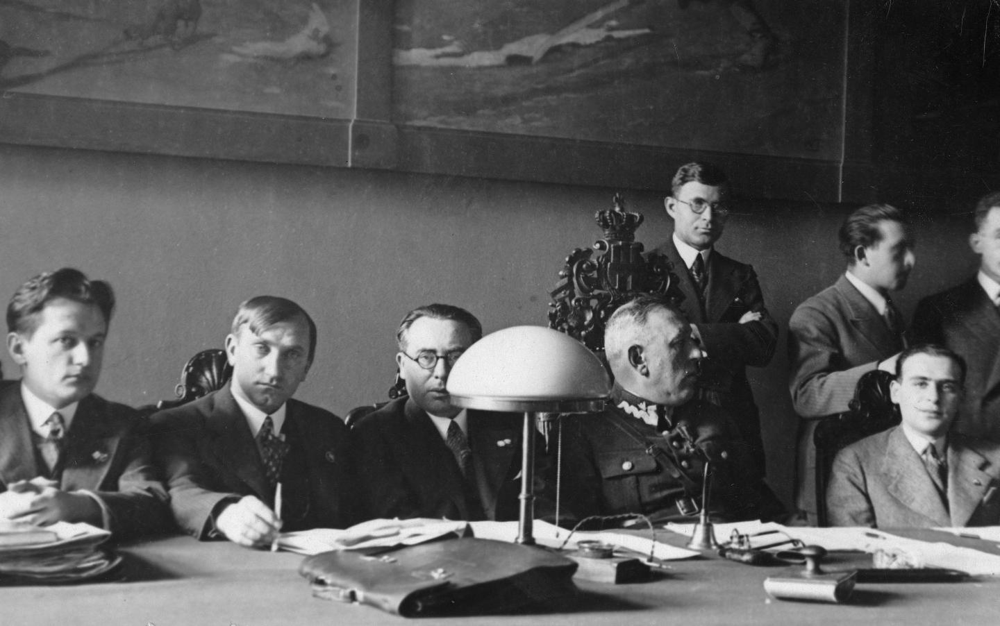 Styczeń 1934 roku. Józef Kałuża już w roli kapitana związkowego podczas zebrania działaczy PZPN. W garniturze też mu było do twarzy.