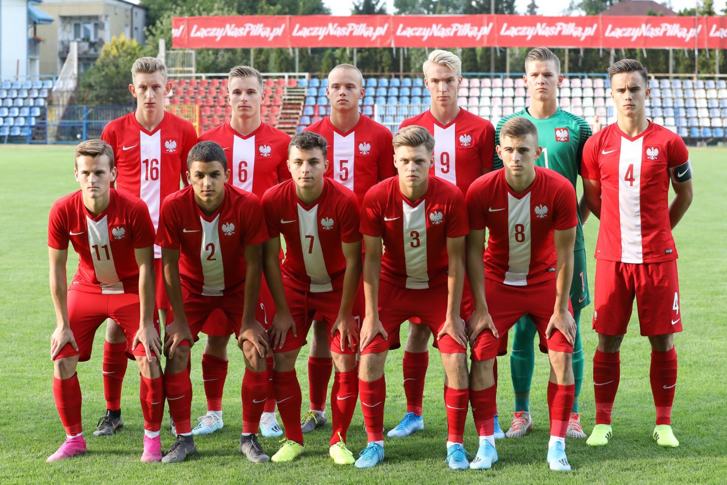 Reprezentacja Polski do lat 17 przed meczem z Anglią. W górnym rzędzie od lewej: Jakub Kisiel, Mateusz Łęgowski, Filip Balcewicz, Aleksander Buksa, Krzysztof Bąkowski, Ariel Mosór (kapitan). W dolnym rzędzie od lewej: Radosław Cielemęcki, Jerzy Tomal, Patryk Kusztal, Jakub Malec, Kacper Kozłowski.