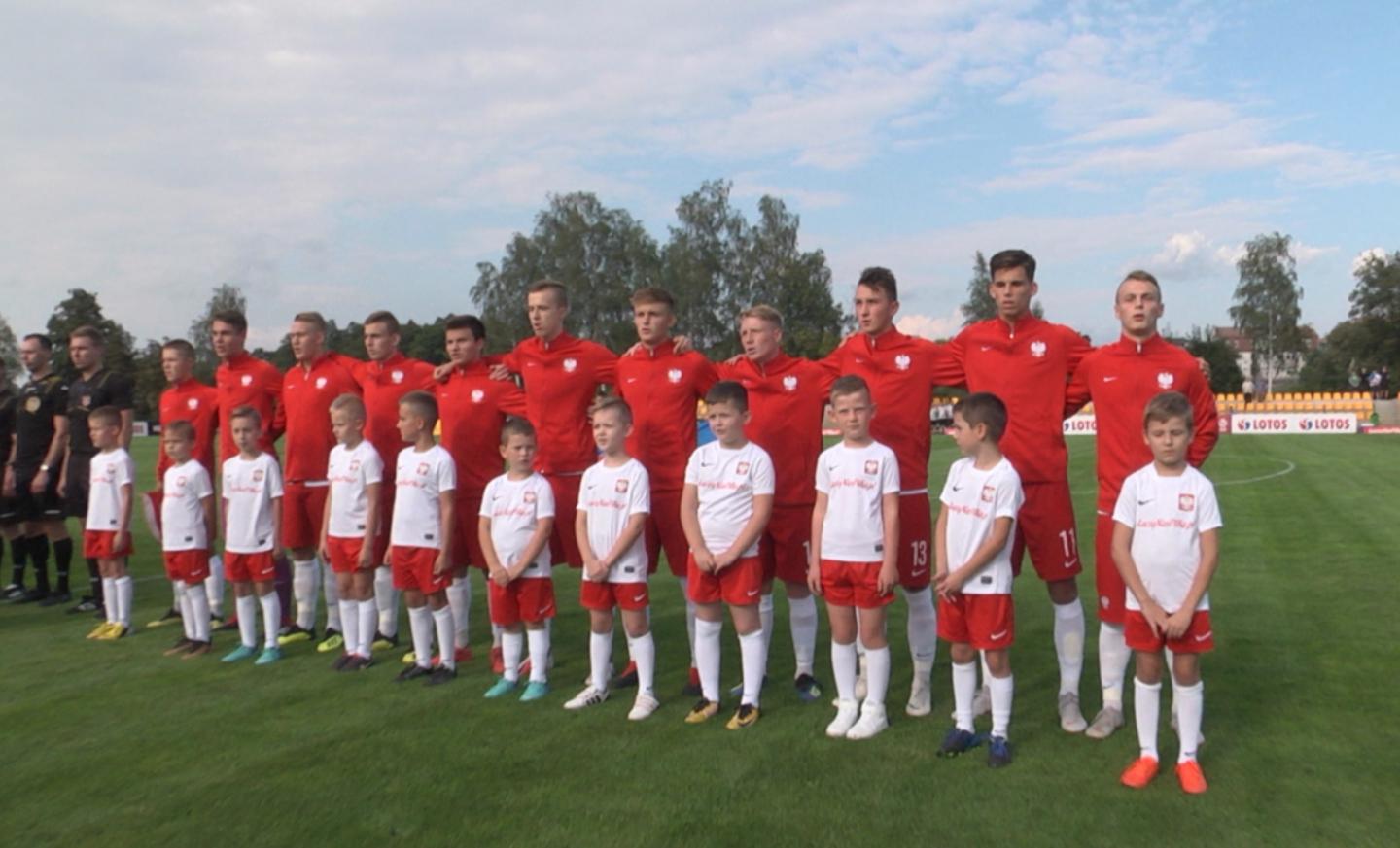 Reprezentacja Polski do lat 17 przed meczem z Belgią. Stoją od lewej: Michał Rakoczy (kapitan), Mikołaj Biegański, Jan Biegański, Kacper Kozłowski, Dawid Rezaeian, Łukasz Bejger, Jakub Niewiadomski, Marcel Wędrychowski, Jakub Iskra, Filip Marchwiński, Jakub Górski.
