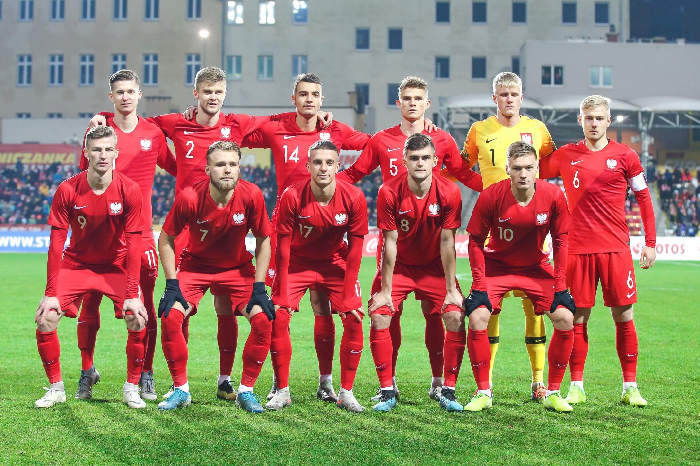 Reprezentacja Polski do lat 20 przed meczem ze Szwajcarią. W górnym rzędzie od lewej: Jakub Bednarczyk, Mateusz Bondarenko, Jakub Kiwior, Serafin Szota, Bartosz Mrozek, Tomasz Makowski (kapitan). W dolnym rzędzie od lewej: Dawid Kurminowski, Tymoteusz Puchacz, Michał Skóraś, Łukasz Poręba, Aron Stasiak.