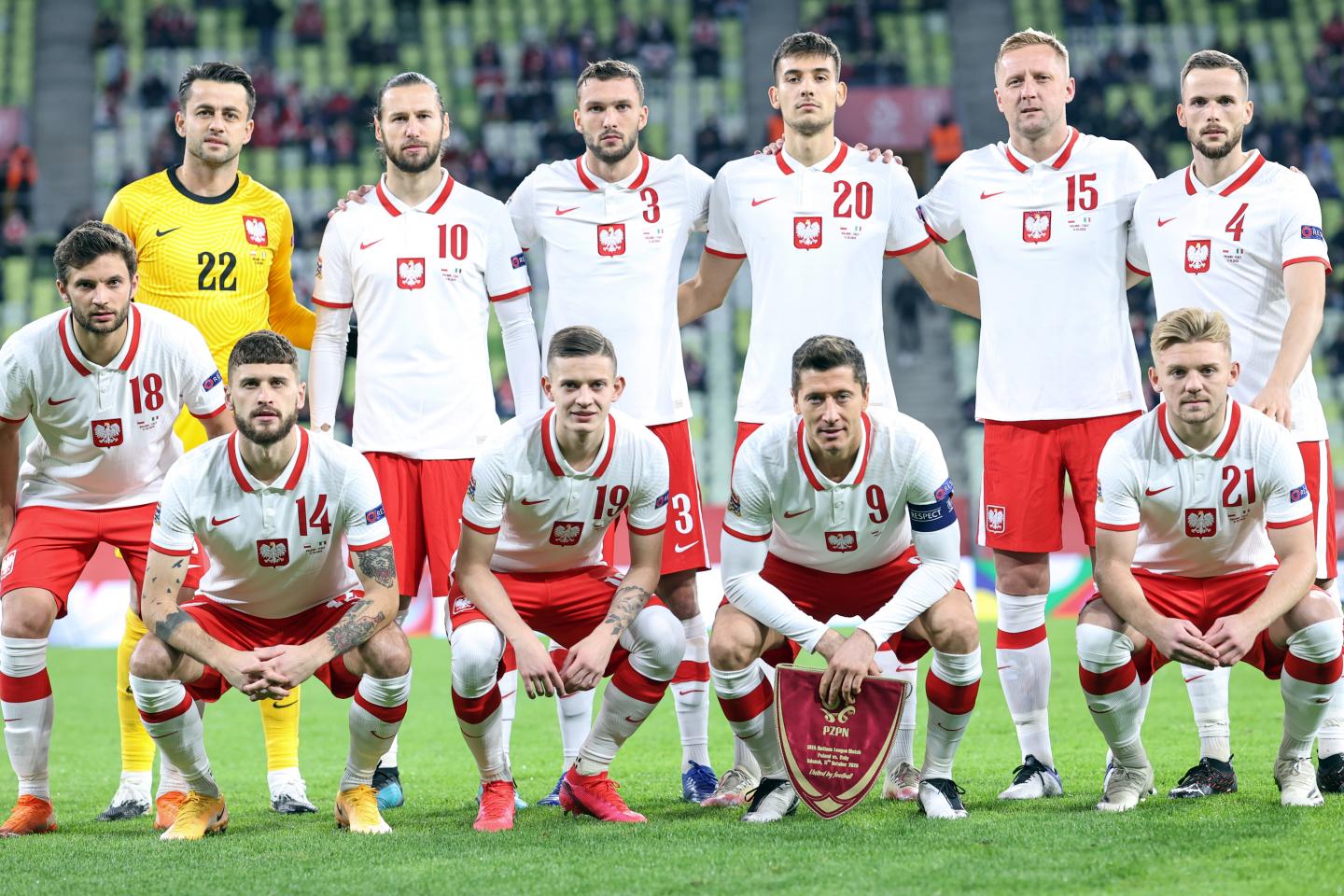 Grupowe zdjęcie reprezentacji Polski przed meczem z Włochami w Lidze Narodów 2020/2021.